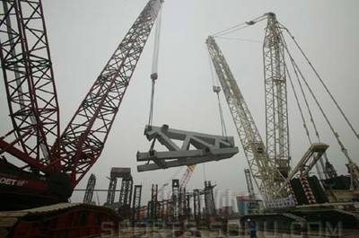 圖文:鳥巢建設之鋼結構 C1鋼構下段脫胎起吊